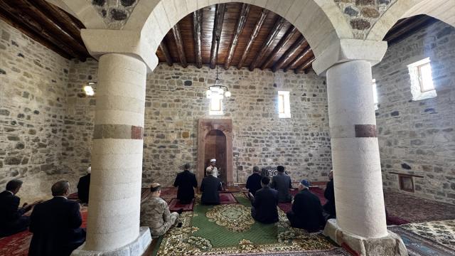 Elazığ'da 940 yıllık Fetih Mescidi'nde restorasyonun ardından cuma namazı kılındı