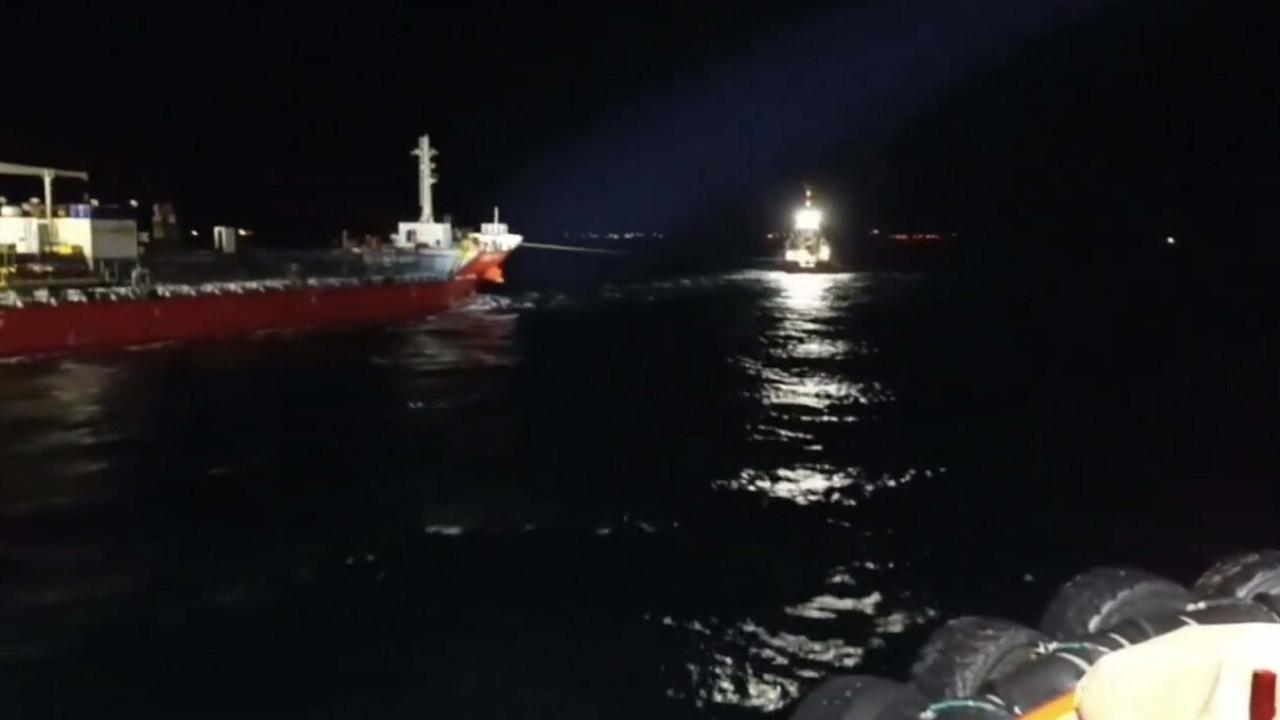 Çanakkale Boğazı'nda arızalanan gemi güvenli bölgeye demirletildi