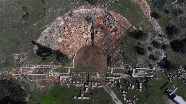 Gölyazı'daki antik tiyatroda seyirci basamaklarının arasında mezar bulundu
