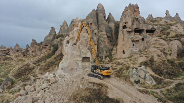 Nevşehir'de kopan kaya parçalarının bulunduğu alanda enkaz kaldırma çalışması yapılıyor