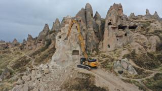 Nevşehir'de kopan kaya parçalarının bulunduğu alanda enkaz kaldırma çalışması yapılıyor