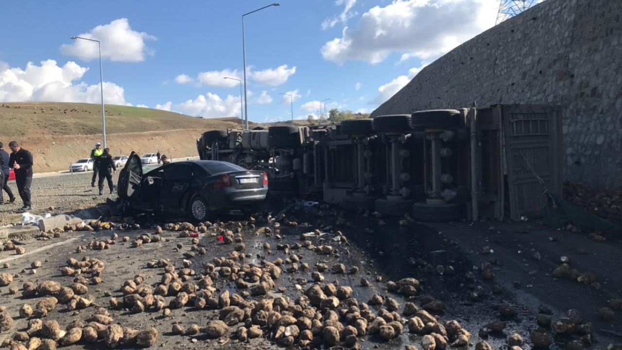 Ağrı'da tır ile otomobil çarpıştı: 4 ölü