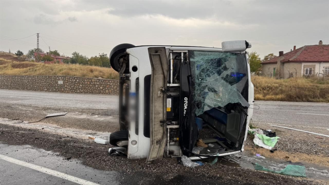 Kırıkkale’de işçileri taşıyan midibüs devrildi: 14 yaralı