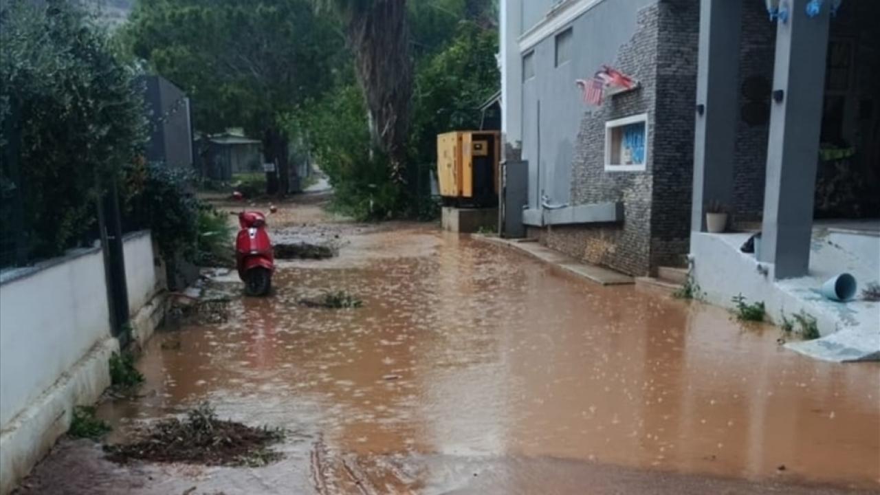 Mersin'de sağanak: Ev ve iş yerlerini su bastı