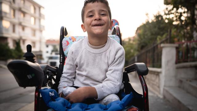 İsrail'in saldırılarında iki bacağını kaybeden Filistinli çocuk, Türkiye'de yeniden hayata tutundu