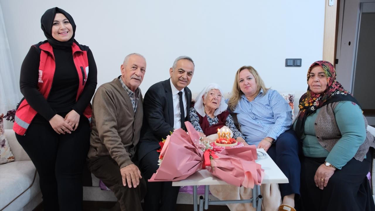 Cumhuriyet'in 103. yılını 103 yaşındaki Nazife nine de kutladı