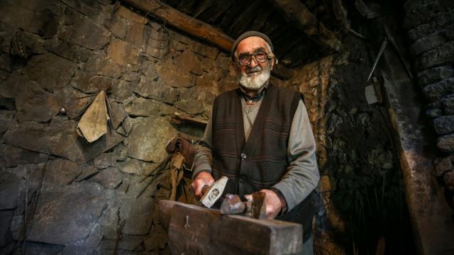 Nurettin usta 60 yıldır aynı örste nal dövüyor