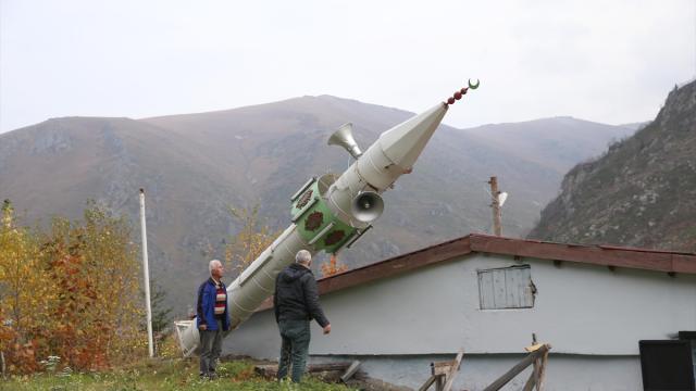 Rize'de çığ riskine karşı çelik varilden yapılan minare bu kış öncesi yine yatırıldı