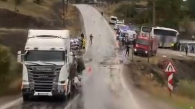 Şırnak'ta yolcu otobüsü ile tır çarpıştı: 15 yaralı