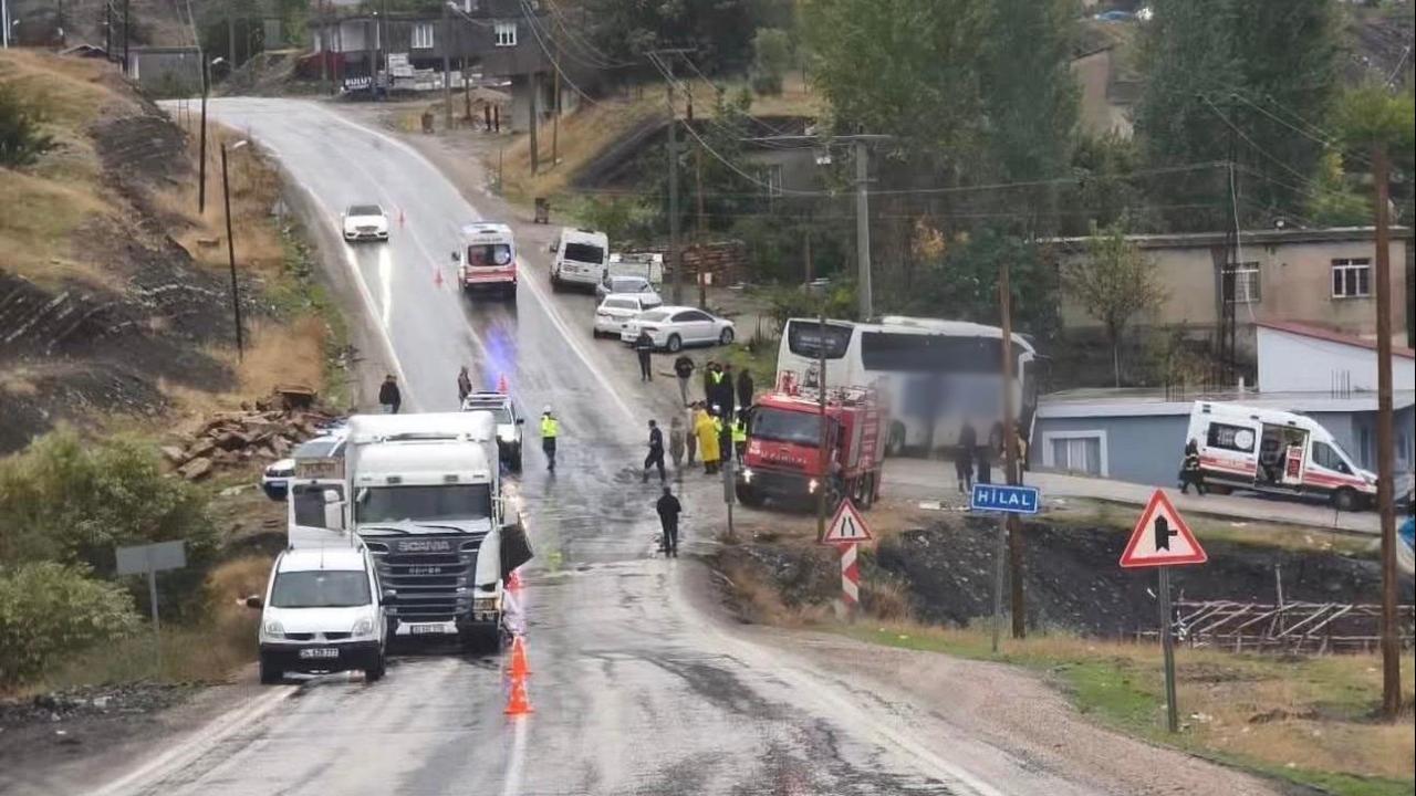 Şırnak'ta yolcu otobüsü ile tır çarpıştı: 15 yaralı