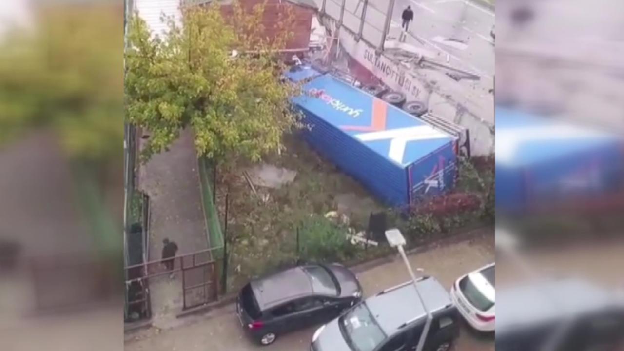 Sultangazi’de iki araca çarpan tır yol kenarına devrildi