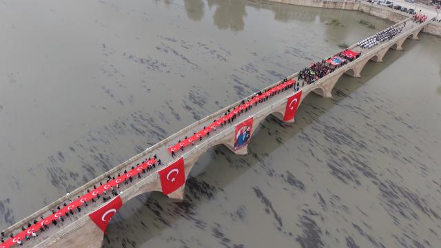 103 metrelik Türk bayrağıyla Cumhuriyet yürüyüşü