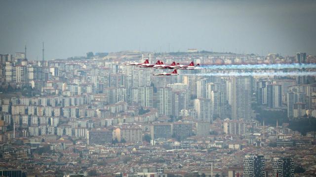Türk Yıldızları Ankara semalarında gösteri uçuşu yaptı