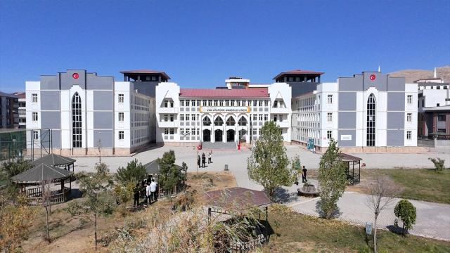 Van'ın ilk lisesi, depremlerin ardından yenilenen binasında eğitim hayatını sürdürüyor