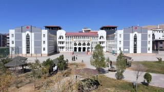 Van'ın ilk lisesi, depremlerin ardından yenilenen binasında eğitim hayatını sürdürüyor