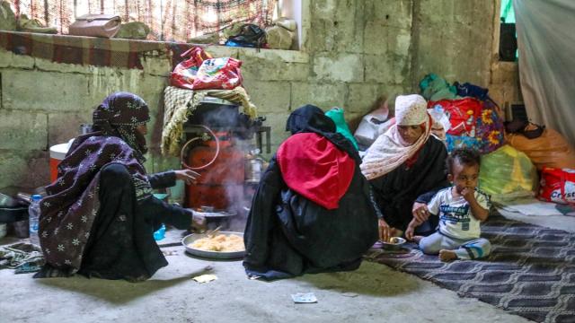 Yemen'in kuşatma altındaki Taiz kentinde yerinden edilen siviller yaşam mücadelesi veriyor