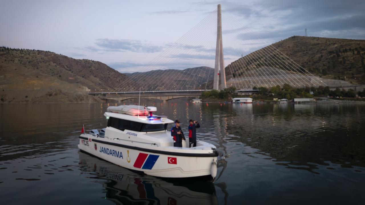 Jandarmanın "yüzen karakolu" 7/24 görev başında