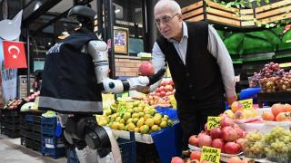İnsansı robot MEGA, zabıta ekiplerine esnaf denetimlerinde yardımcı oluyor