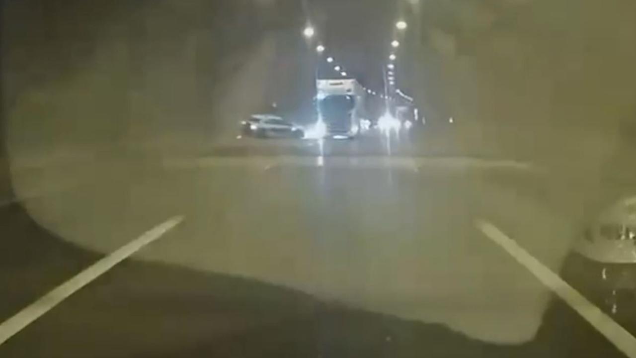 Bolu Dağı Tüneli'nde tırın çarptığı otomobil takla attı
