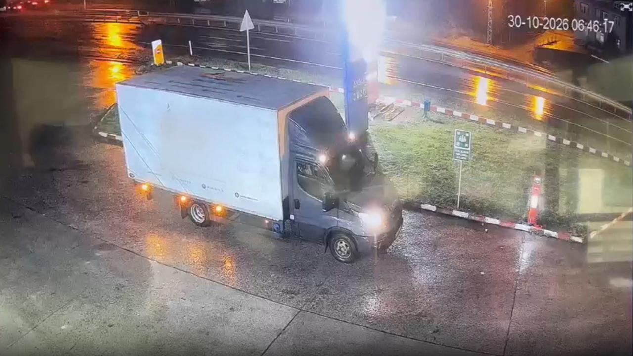 Zonguldak'ta el freni çekilmeyen kamyonet devrildi