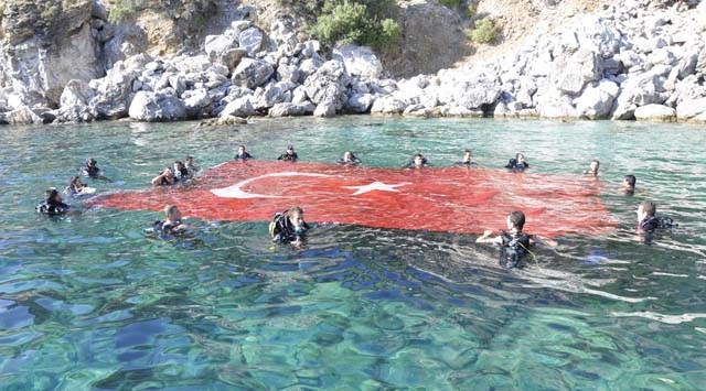 Şehitleri Su Altında Andılar
