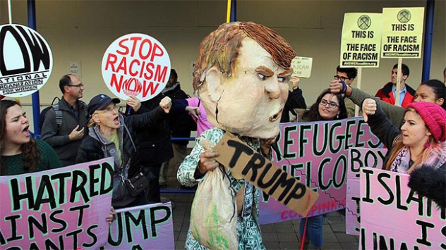 Söylemleriyle tepki çeken Trump protesto edildi