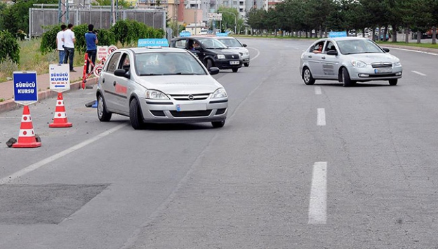Yeni ehliyetler nereden hangi belgelerle kaç liraya değiştirilebilecek?