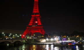 Eyfel Kulesi Türk bayrağının renkleriyle ışıklandırıldı.