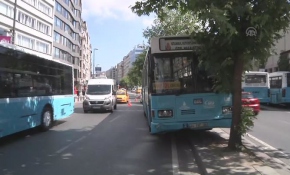 Freni patlayan otobüs ağaca çarparak durabildi