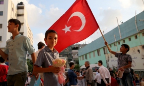 'İyilik gemisi'yle gelen yardımlar dağıtılıyor