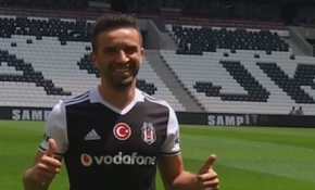 Gökhan Gönül yeni formasıyla Vodafone Arena'da