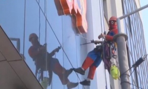 'Örümcek Adam' cam temizliyor