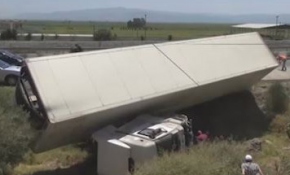 Tırla otomobil çarpıştı: 1 ölü, 2 yaralı