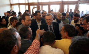 Cumhurbaşkanı Erdoğan vatandaşlarla selamlaştı