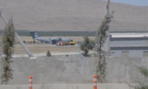 Erhaç Havalimanı'nda uçak ve jetlerin kalkışı iş makineleriyle engelleniyor