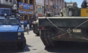 Üsküdar'da tanklar polis tarafından yoldan kaldırılıyor