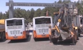 5. Zırhlı Tugay Komutanlığının girişi otobüs ve iş makineleriyle kapatıldı