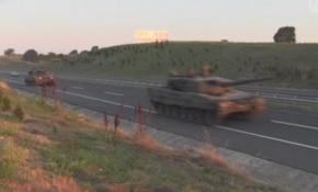 Tanklar, kışlaya geri döndü