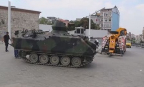 Taksim Meydanı'ndaki tank çekildi