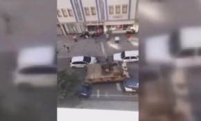 Çevreye rastgele ateş açan zırhlı personel taşıyıcının görüntüsü