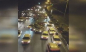 Tankla vatandaşların ve araçların üzerinden böyle geçtiler