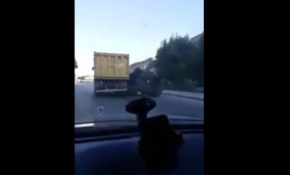 Kamyonlarla tanklara engel olmaya çalıştılar