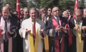 Cübbelerini giyip FETÖ'nün darbe girişimini lanetlediler