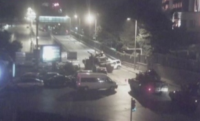 Tanklar aracın üzerinden geçti