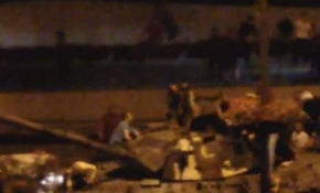 Cuntacı hainler tankları vatandaşların üzerine sürdü