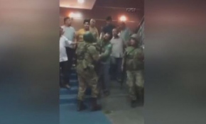 Valiliği basan askerleri vatandaş engelledi