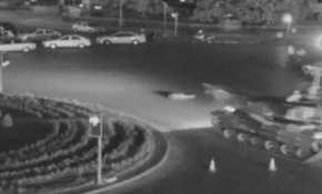 Vatandaş tankın önüne yattı