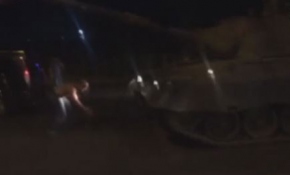 Metin Doğan'ın tankın önüne yatma anı