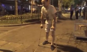 Yaralandı, halka ateş açan askere karşı mücadeleyi sürdürdü