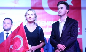 Ünlü isimler Kızılay'daki demokrasi nöbetinde